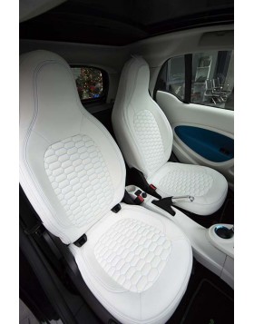 Tαπετσαρία Αυτοκινήτου για Smart από δέρμα άριστης ποιότητας σε λευκό χρώμα και σχέδιο κυψέλη με γαλάζιες ραφές.