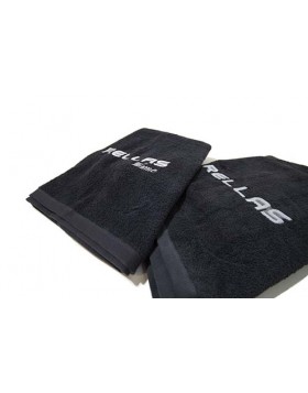 Πετσέτα Θαλάσσης σε μαύρο χρώμα από 100% βαμβάκι με κέντημα RELLAS. Κατασκευάζεται μακέτα και με το δικό σας όνομα για ποσότητα