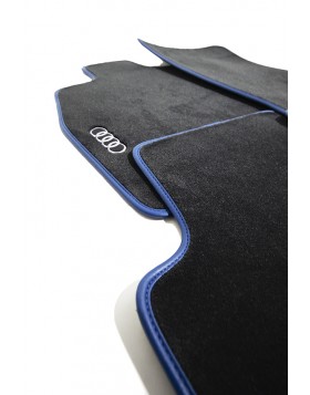 Πατάκια Αυτοκινήτου για Audi A3 του 2019 από ανθρακί βελούδινη μοκέτα, δερμάτινο μπλε φινίρισμα και λογότυπο, 4 τεμάχια