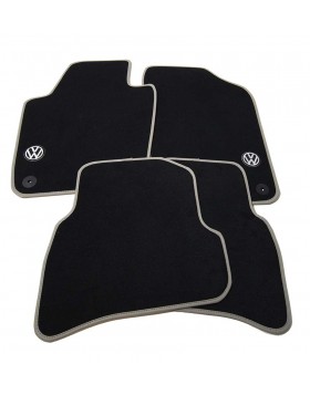 Πατάκια Αυτοκινήτου για VW Polo από μαύρη μοκέτα, δερμάτινο φινίρισμα σε γκρι ανοιχτή απόχρωση και λογότυπο, 4 τεμάχια